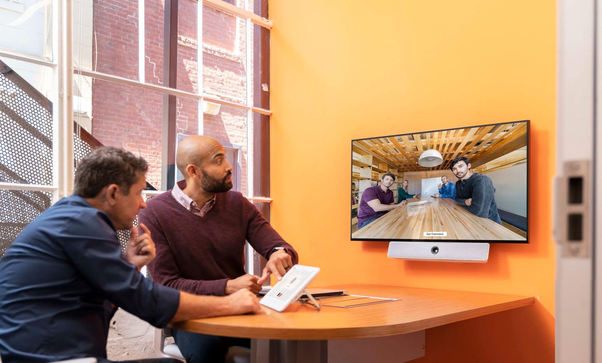 Cisco Room USB - BYOD allows for high-quality wireless sharing and video collaboration. - Image 2